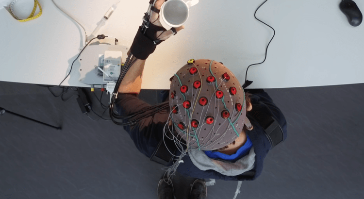 robô vestível controlado pelo EEG