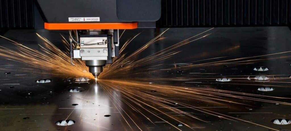 laser de fibra cortando metal
